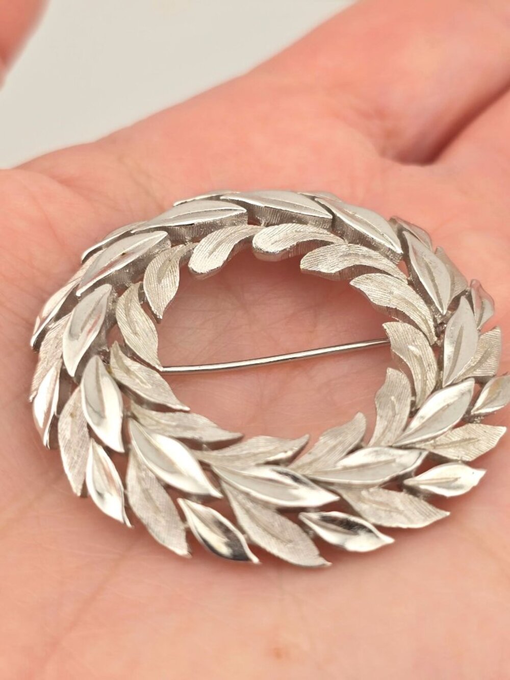 Vintage Trifari Silver-Tone Textured Leaf Wreath Brooch Pin Circular 2" - Picture 2 of 6